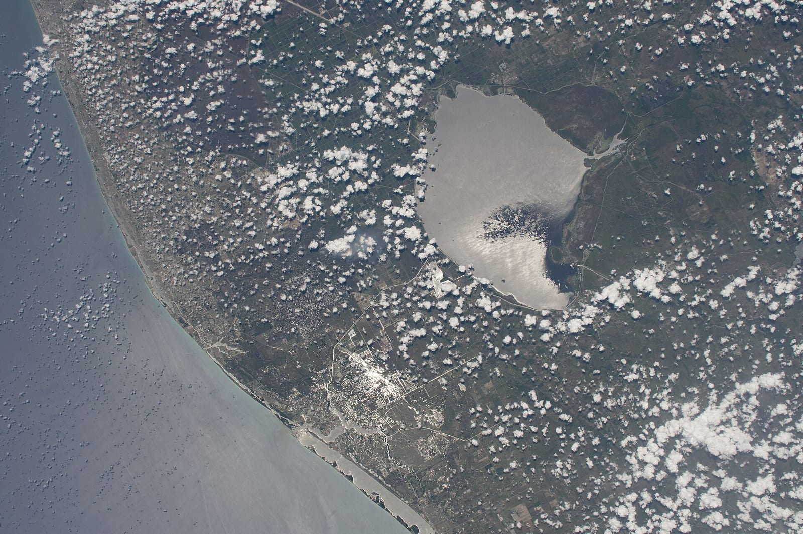 Costa oriental da Flórida: aerial satellite view of Florida's eastern coast with clouds