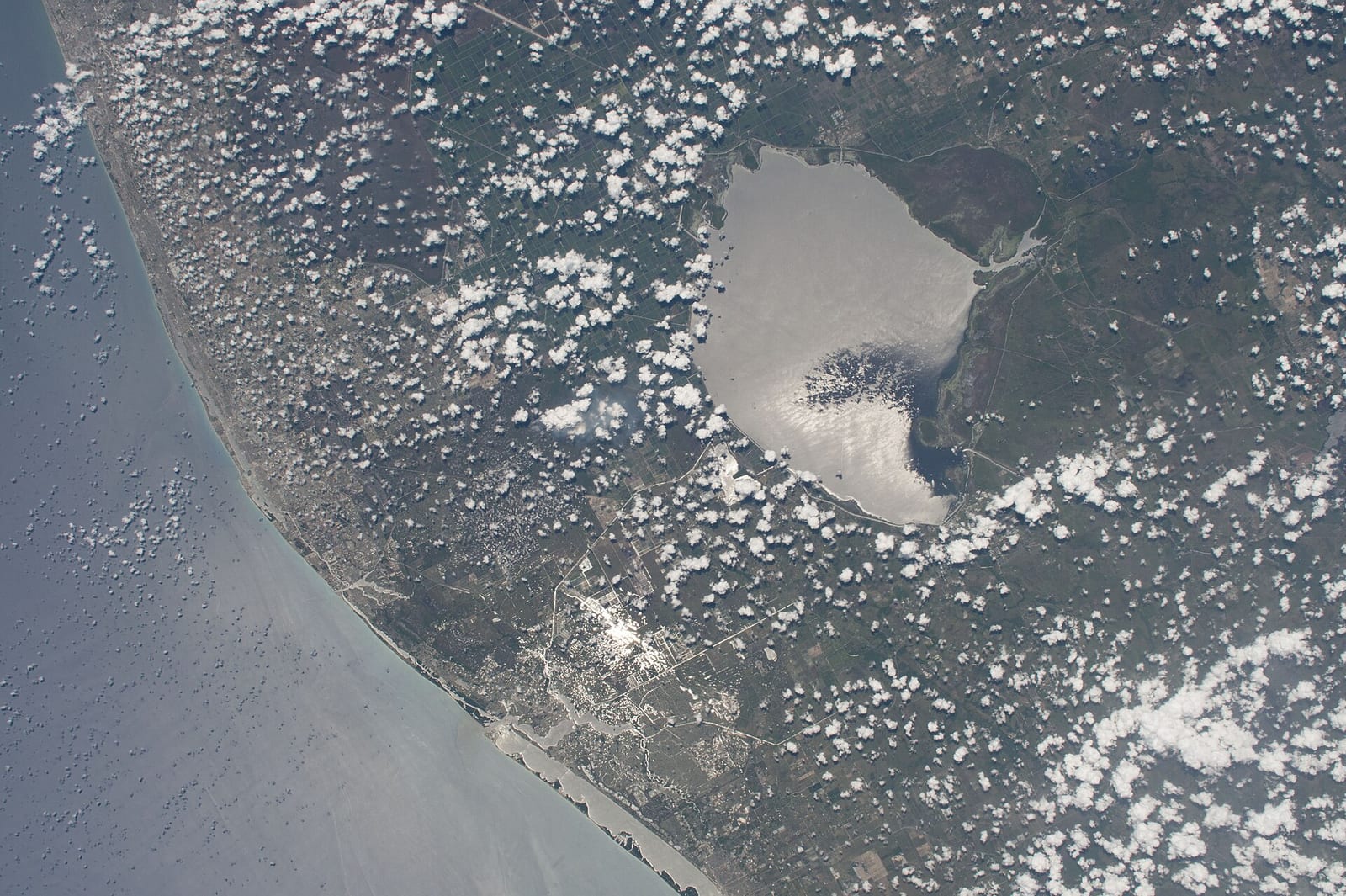 Costa oriental da Flórida: aerial view of Florida's eastern coast with clouds and water