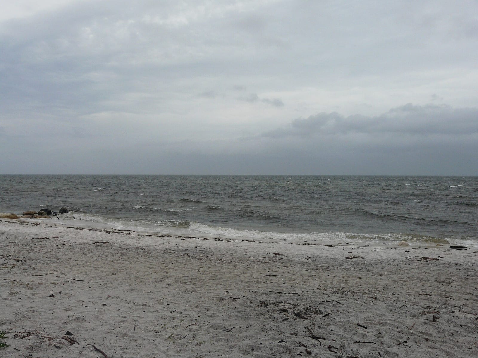 Mashes Sands Beach: sandy beach with gentle waves and overcast sky