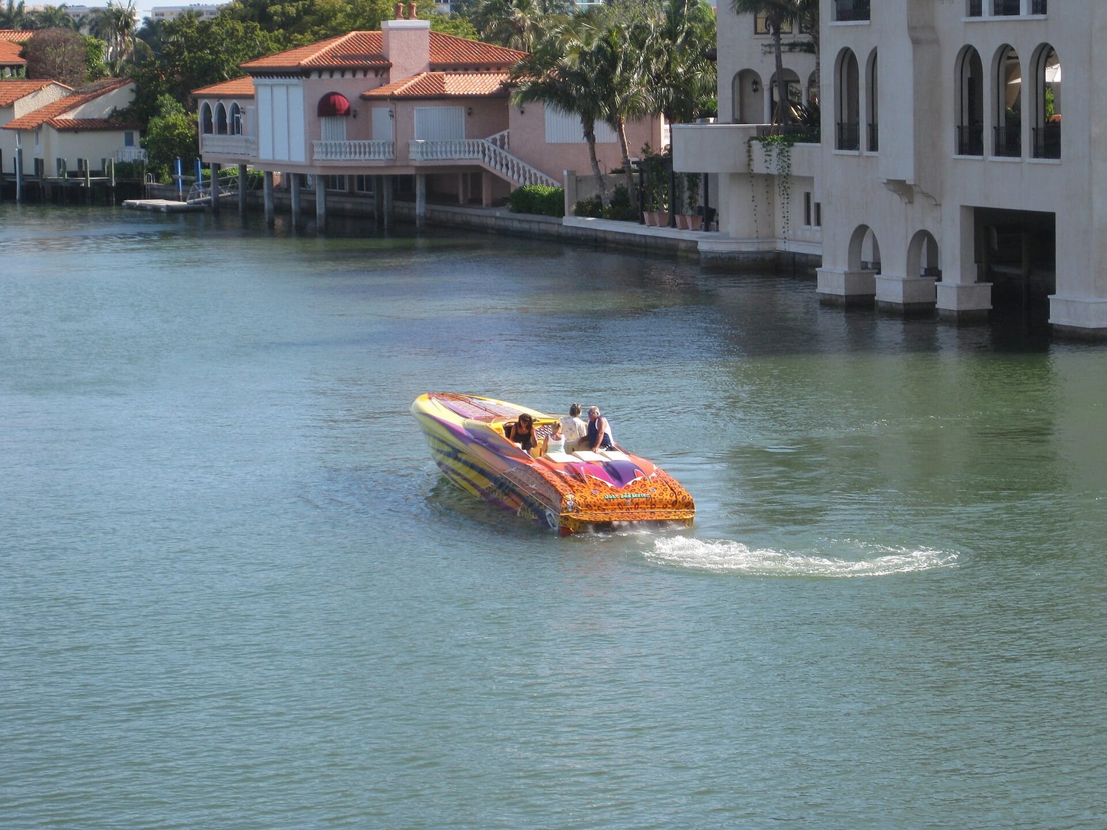 Park Shore Beach: speedboat with passengers in waterfront area near residential buildings