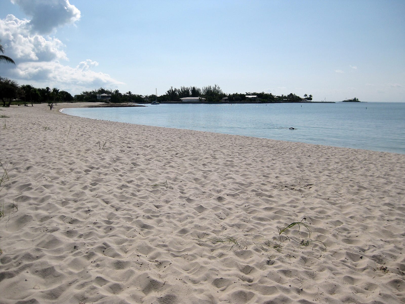 Sombrero Beach: sandy beach with calm turquoise water and distant mangrove island