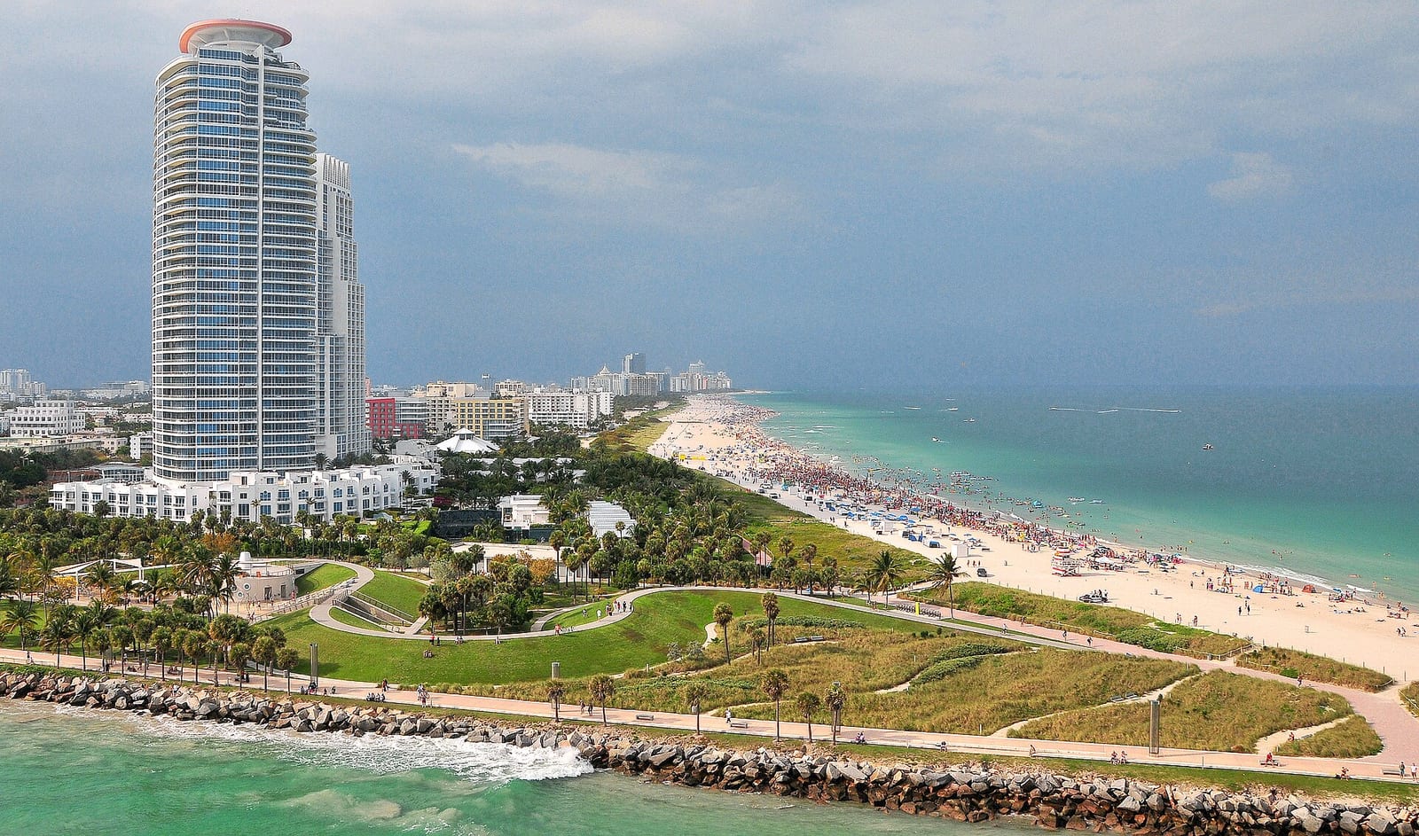 South Pointe Beach: high-rise hotel overlooking crowded beach and turquoise ocean waters